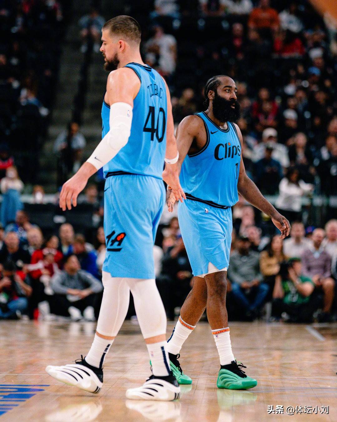 包含赛地聚焦：NBA季后赛今夜热度飙升；费城76人扳平良机；质疑声仍在；球探报告显示潜力的词条